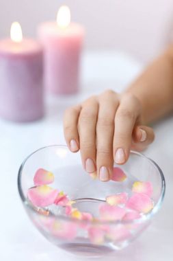 Kadın el Aroma banyo. Çivi çiçek suyla sırılsıklam