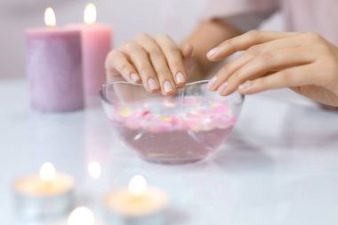 Aroma banyo kadın elinde. Çivi çiçek suyla sırılsıklam