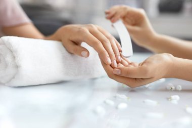 Çivi dosya ile dosyalama güzel kadın eller. Manikür