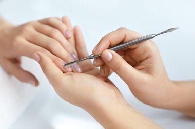 Closeup erkek bakım Spa Güzellik Salonu yordamda çivi. Güzellik