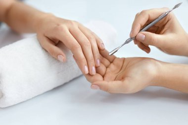 Closeup erkek bakım Spa Güzellik Salonu yordamda çivi. Güzellik