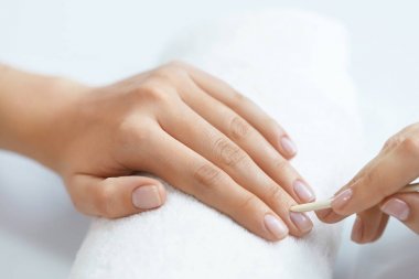 Şevval Özçelik Güzellik kütikül kadın elindeki tahta sopa ile kaldırma