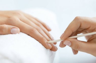 Şevval Özçelik Güzellik kütikül kadın elindeki tahta sopa ile kaldırma