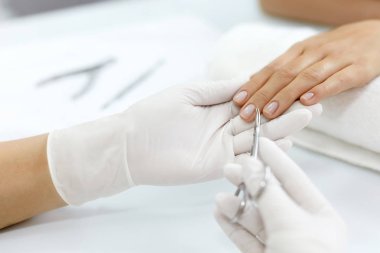 Bakım tırnak. Cuticles makasla kesme eller. Manikür