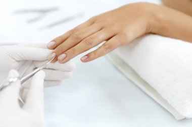 Bakım tırnak. Cuticles makasla kesme eller. Manikür