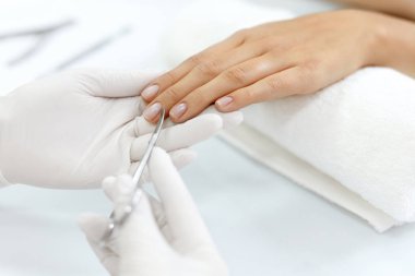 Bakım tırnak. Cuticles makasla kesme eller. Manikür