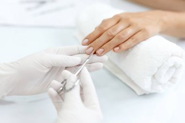 Bakım tırnak. Cuticles makasla kesme eller. Manikür