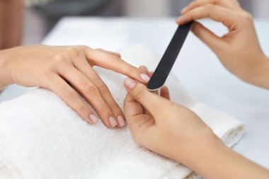 Manikür. Çivi ile dosyalama Closeup erkek eller tırnak bakım aracı