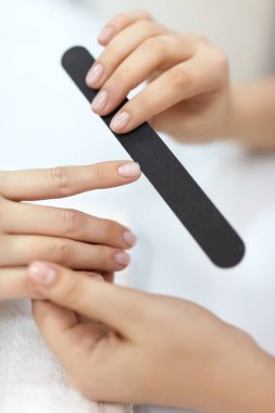Manikür. Çivi ile dosyalama Closeup erkek eller tırnak bakım aracı