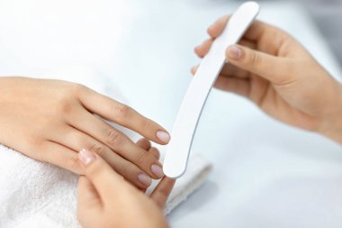 Çivi ile tırnak törpüsü, dosyalama kadın eller tırnak bakım aracı