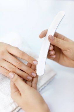 Çivi ile tırnak törpüsü, dosyalama kadın eller tırnak bakım aracı
