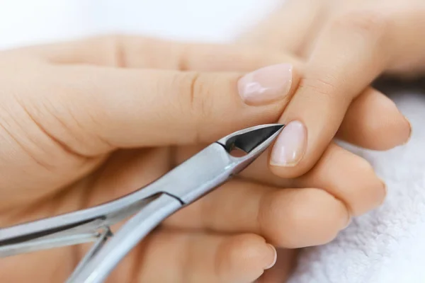 Salón de Uñas. Mano femenina con uñas sanas consiguiendo manicura —  Fotos de Stock