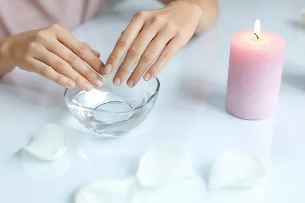 Manicure. Vrouwelijke handen met perfecte nagels onderdompelen In Water — Stockfoto