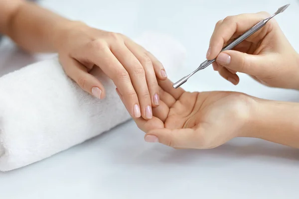 Procedimiento de cuidado de uñas femeninas de primer plano en el salón de belleza del spa. Belleza — Foto de Stock