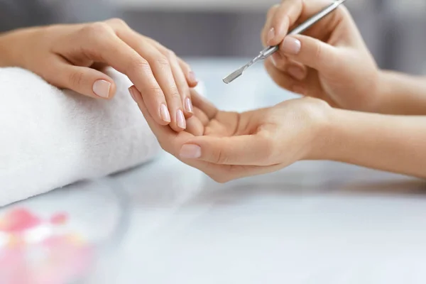 Cuidados com unhas. Mãos Femininas Obtendo Procedimento de Manicure No Salão — Fotografia de Stock