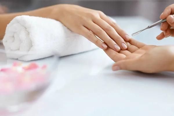 Pielęgnacja paznokci. Kobiece ręce coraz Manicure procedury w salonie — Zdjęcie stockowe