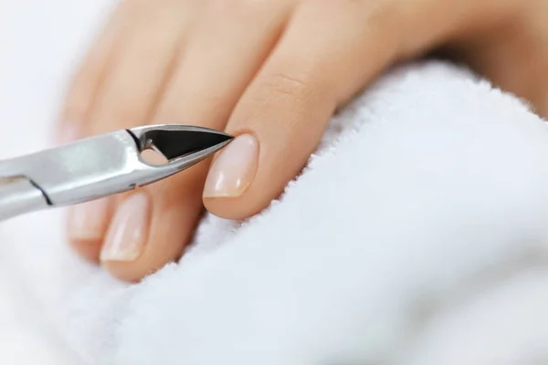 Salón de Uñas. Mano femenina con uñas sanas consiguiendo manicura — Foto de Stock