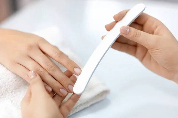 Kvinna händer arkivering naglarna med nagelfil, Nail Care verktyg — Stockfoto