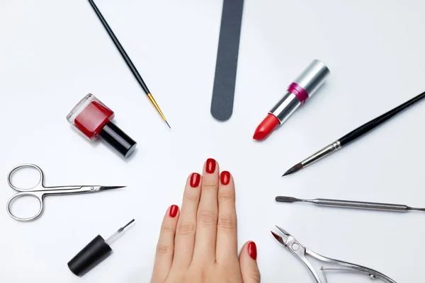 Manicure. Mooie vrouw Hand met rode nagellak en Tools — Stockfoto