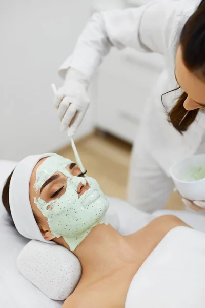 Ansiktshud vård. Vacker kvinna få kosmetiska Mask i salong — Stockfoto