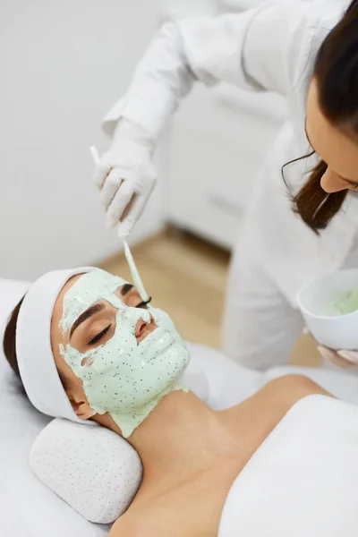 Soins de la peau du visage. Belle femme obtenir masque cosmétique dans le salon — Photo