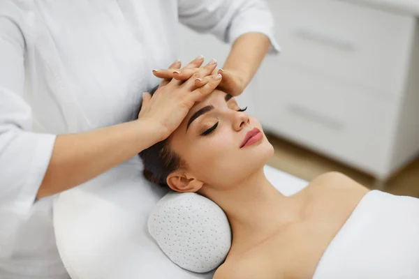 De zorg van de huid van de vrouw. Prachtige vrouwelijke Model ontvangen gezicht Massage — Stockfoto