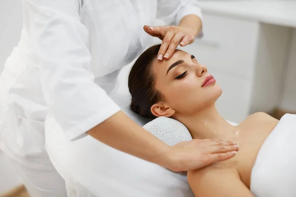Tratamiento de belleza. hermosa mujer llegar cara cabeza masaje — Foto de Stock