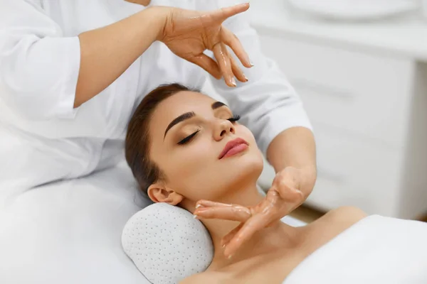 Tratamento de Beleza. bela mulher chegando rosto cabeça massagem — Fotografia de Stock
