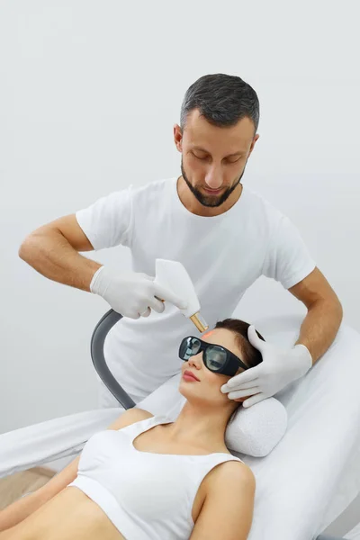 Esthéticienne utilisant le laser pour le rajeunissement de peau dans le salon de spa — Photo