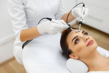 Spa Salonu Güzellik bakımı. Microcurrent tedavisi için kadın