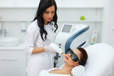 Şevval Özçelik Güzellik cilt yenileme Spa salonda için lazer kullanılarak