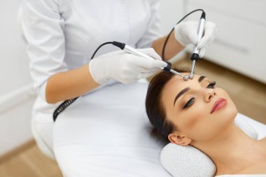 Spa Salonu Güzellik bakımı. Microcurrent tedavisi için kadın