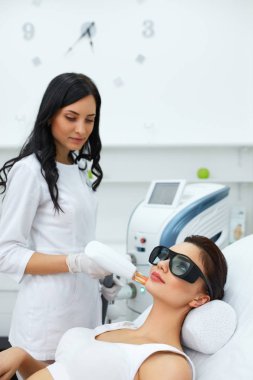 Şevval Özçelik Güzellik cilt yenileme Spa salonda için lazer kullanılarak