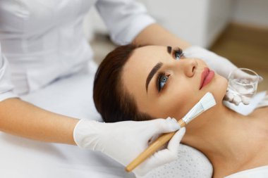 Güzel kadının yüz nemlendirici Spa salonda makyajcısı