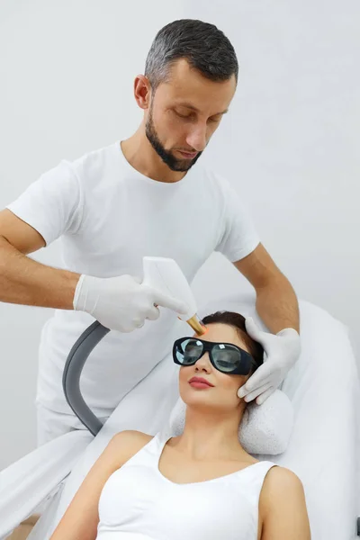 Esteticista usando laser para rejuvenescimento da pele no salão de Spa — Fotografia de Stock
