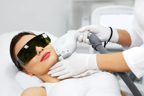 Mujer recibiendo procedimiento de depilación láser en el salón de belleza — Foto de Stock