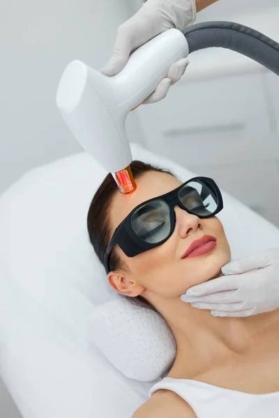 Beautiful Woman Receiving Skin Resurfacing In Spa Salon — Stock Photo, Image