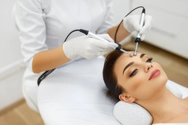 Beauty Treatment At Spa Salon. Microcurrent Therapy For Woman — Stock Photo, Image