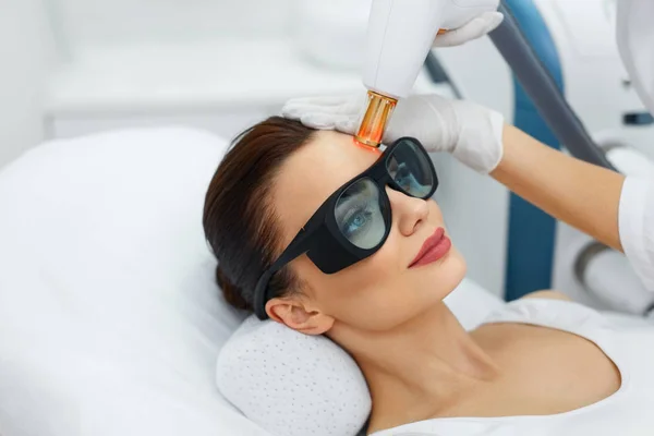 Beautiful Woman Receiving Skin Resurfacing In Spa Salon — Stock Photo, Image