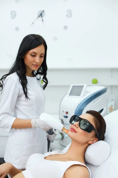 Esthéticienne utilisant le laser pour le rajeunissement de peau dans le salon de spa — Photo