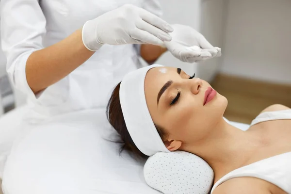 Chica en el Spa Salon. esteticista aplicando polvo cosmético blanco — Foto de Stock