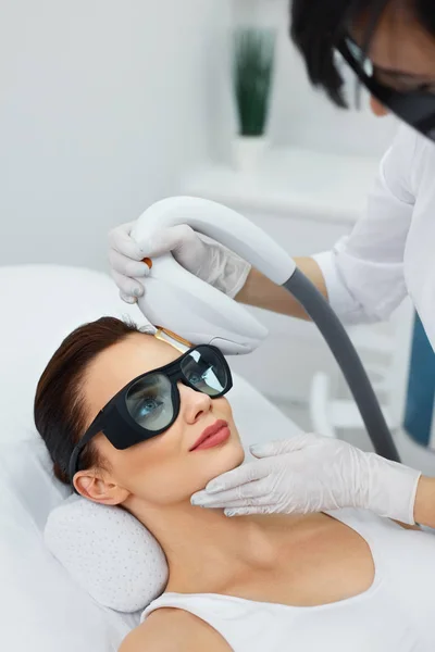 Beautician Doing Facial Skin Resurfacing. Cosmetology — Stock Photo, Image