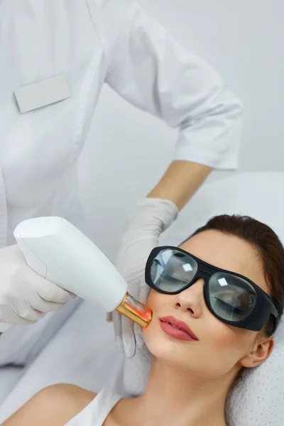 Bella donna che riceve un trattamento di bellezza. Procedure laser . — Foto Stock