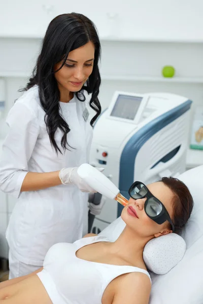 Esthéticienne utilisant le laser pour le rajeunissement de peau dans le salon de spa — Photo