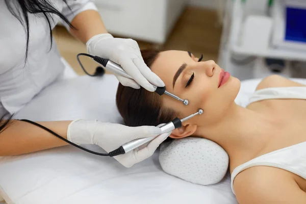 Cosmetología. Mujer en el spa recibiendo terapia de microcorriente — Foto de Stock