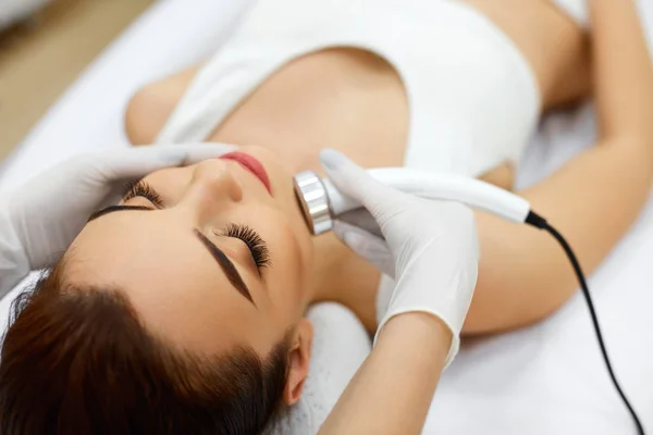 Cuidado del cuerpo. Mujer recibiendo análisis de la piel de la cara. Cosmetología — Foto de Stock