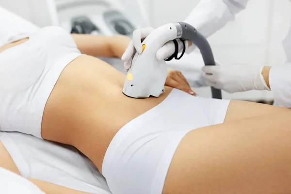 Primer plano del cuerpo femenino recibiendo tratamiento de depilación láser — Foto de Stock