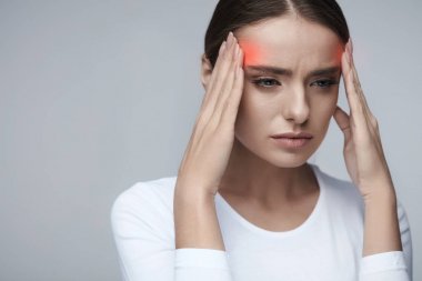 Sağlık. Güzel kadın Having güçlü baş ağrısı, ağrı hissi