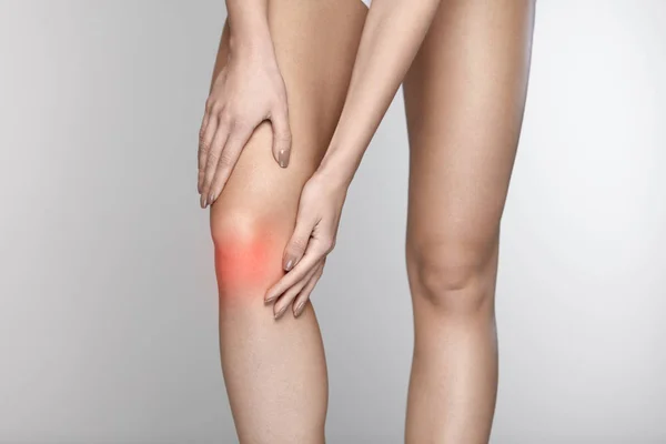 Bólu ciała. Zbliżenie piękna kobiecego ciała z ból w kolanach — Zdjęcie stockowe