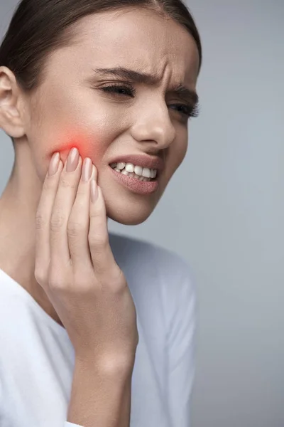 Dor nos dentes. Mulher bonita sofrendo de dor de dente dolorosa — Fotografia de Stock